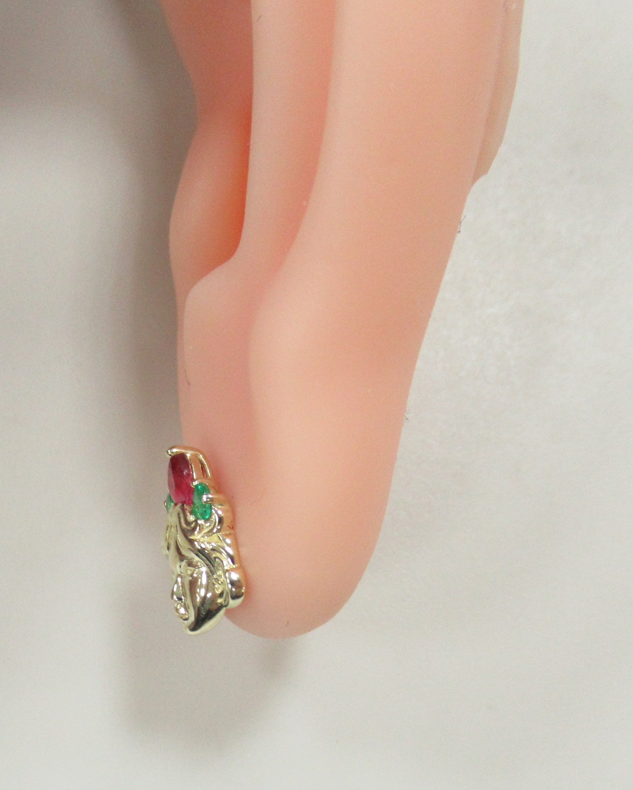 Серьги-пусеты из желтого золота с изумрудами и рубинами